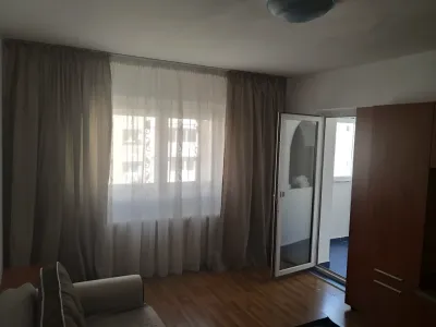 inchiriere garsoniera Sector 6 București usi glisante living